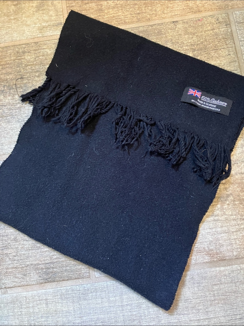 100% Cashmere Unisex Winter Scarf Made in Scotland - Picture 2 of 3